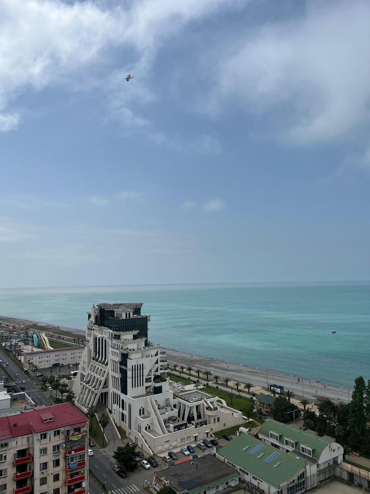 Holiday Lux Tower บาทูมิ ภายนอก รูปภาพ